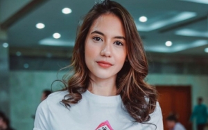 Pevita Pearce Rebahan Cantik dan Kerja dari Rumah, Gaya Santuy Tuai Reaksi Halu Kaum Adam
