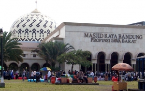 Masjid Raya Bandung Tak Gelar Salat Jumat Karena Corona, Massa Copot Paksa Spanduk Maklumat