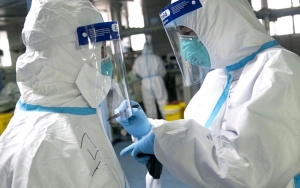 Bikin Miris, Perawat Ini Gunakan Kantong Plastik Sebagai Pengganti APD