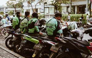 Inspiratif, Netizen Berlomba Beri Makanan Gratis Untuk Ojol Sepi Orderan Dampak Corona