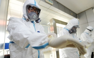 Geger Foto Mak-Mak ke Pasar Pakai Hazmat Hindari Corona