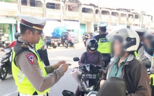 Polisi 'Galak' Jaga Perbatasan Gianyar, Karyawan Hendak Berangkat Kerja Ikut Disetop