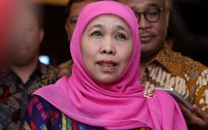 Gubernur Jatim Khofifah Bermasker Saat Melayat, Ungkap Wasiat Ibunda Jokowi