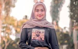 Tulis 'Setan Taubat', Ria Ricis Bergincu Merah Dikritik Kurang Amal ke Korban Corona