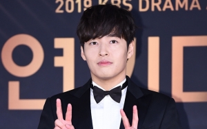 Aktris Senior Ini Puji Kang Ha Neul Menggemaskan di Lokasi 'When the Camellia Blooms'
