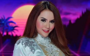 Pedangdut Seksi Nita Thalia Berjemur di Atap Rumah Saat Lakukan Social Distancing