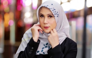 Sang Putra Bisa Pulang ke Indonesia, Marini Zumarnis Sujud Syukur