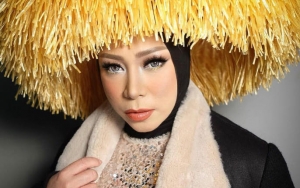 Melly Goeslaw Beberes Rumah Pakai Baju Show Saking Rindu Manggung, Rekan Artis Auto Komentar Begini