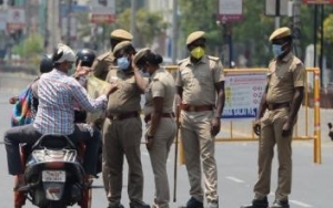  Viral Polisi India Pakai Helm 'Virus Corona' Cegah Warga Kelayapan