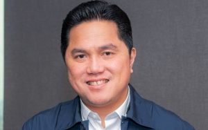 Reaksi 'Nyleneh' Menteri Erick Thohir Soal Pasutri Lebay Pakai Hazmat di Mal