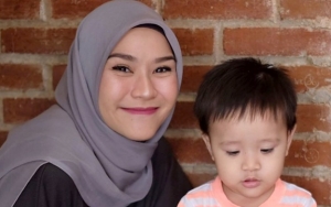 Isolasi Diri, Zaskia Adya Mecca Isi Waktu dengan Ajari Sang Putra Potty Training