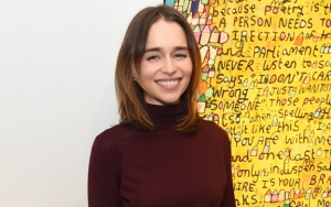 Emilia Clarke 'Game of Thrones' Janjikan Kencan Makan Malam untuk Donatur Virus Corona