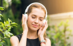 Hilangkan Rasa Bosan #DiRumahSaja Lewat 10 Lagu Terpopuler di Spotify Ini