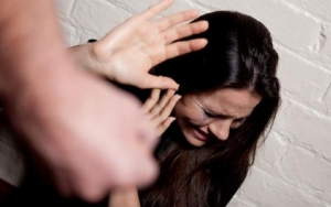Kisah Sedih Perempuan Terjebak ‘Lockdown’ Dengan Pelaku Kekerasan Di Sejumlah Negara