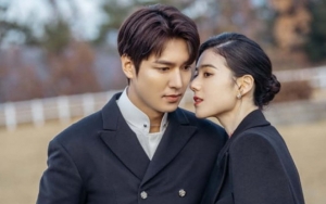 Dekat Banget, Lee Min Ho Hampir Cium Jung Eun Chae di Foto Adegan 'The King: Eternal Monarch'