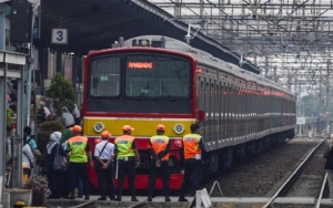 Baru Sehari PSBB Berjalan Untuk Tangkal Corona, 'Wajah' KRL Pagi Ini Jadi Sorotan