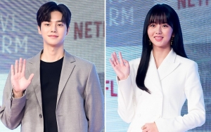Song Kang dan Kim So Hyun Kepergok Saling Tatap Syuting 'Love Alarm' Season 2