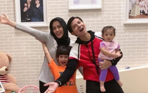 Gagal Liburan ke Bali, Sonny Septian Ajak Kedua Anaknya Ngayal Sambil Berjemur