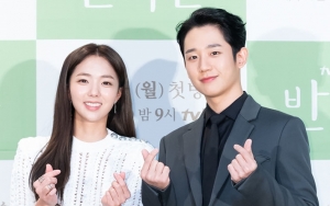 Jung Hae In Terima Perhatian Manis Chae Soo Bin di Lokasi Syuting 'A Piece Of Your Mind'