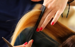 Simak 8 Tips Ini Untuk Memotong Rambut Sendiri, Tetap Tampil Modis Meski di Rumah Aja Karena Corona