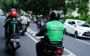 Perjuangan Driver Ojol Pasang Badan Lindungi Orderan dari Semprotan Truk Disinfektan Bikin Haru