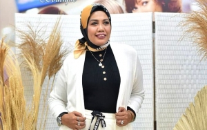 Ely Sugigi Pamer Selfie Dengan Penampilan Berbeda Pakai Behel, Sukses Bikin Pangling!