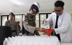 Kreatif, Arak Bali Bekas Sitaan Sukses Disulap Jadi Hand Sanitizer