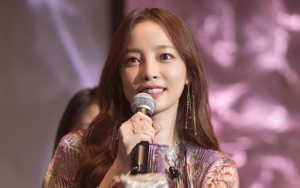 Netizen Kutuk Ibu Goo Hara Usai Kedapatan Minta Foto Bareng Selebriti di Pemakaman Putrinya