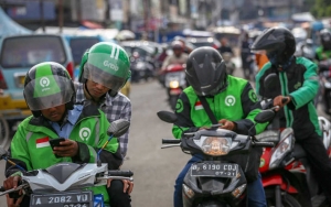 Viral Pengendara Alphard Bagi-Bagi Uang Tunai Pada Ojol di Tengah Krisis Corona