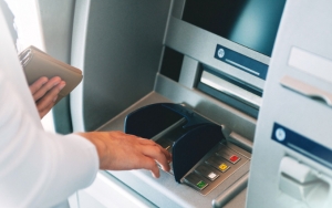 Lakukan 7 Tips Ini Saat Mengambil Uang di ATM Agar Terhindar dari Penyebaran Virus Corona
