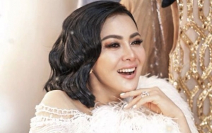 Di Rumah Saja, Syahrini Unggah Foto Lawas Cuma Pakai Handuk