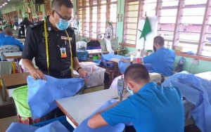 Beda dari Indonesia, Tahanan Malaysia Justru Diperbantukan Jahit APD untuk Dokter Lawan Corona