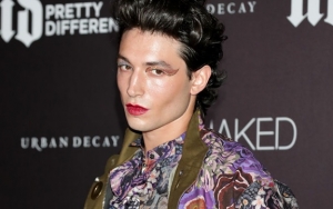 Viral Video Ezra Miller Cekik Leher Penggemar Wanita di Depan Umum