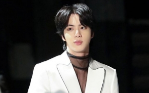 Foto Kelulusan Sarjana dan Selfie Baru Dibandingkan, Jin BTS Anti Menua