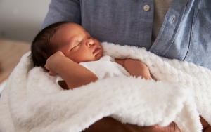 Lahir di Tengah Pandemi Corona, Bayi di Thailand Ini Dipasangi Pelindung Wajah