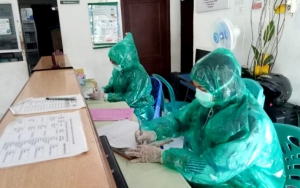 Bikin Salut, Petugas Puskesmas Terjang Hujan Bagikan Wedang dan Telur Untuk ODP-PDP Corona Surabaya