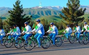 Nihil Kasus Corona, Ribuan Orang Turkmenistan Bersepeda Massal Rayakan World Health Day