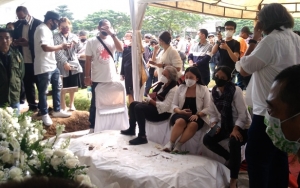 7 Momen Haru Mutia Ayu Setia Dampingi Glenn Fredly Sampai Peristirahatan Terakhir