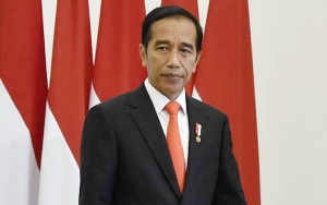 Jokowi Bagi Sembako Untuk Ojol di Pinggir Jalan, Tetap Terapkan Physical Distancing Dengan Cara Ini