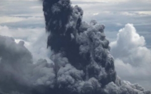 Anak Krakatau Erupsi, Warga Pesisir Berbondong-bondong Mengungsi ke Bukit