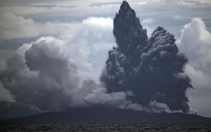 Dentuman Erupsi Anak Krakatau Jadi Trending, Potret Viral Makhluk Halus Ikut 'Ketakutan' Disorot