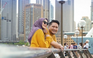  Arie Untung Pamer Test Pack Bertanda Positif, Fenita Arie Hamil Anak Keempat?