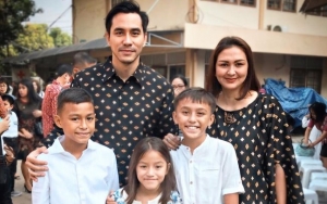 Ikuti Ibadah Jumat Agung Lewat TV, Darius Sinathrya Sebut Pengalaman Baru