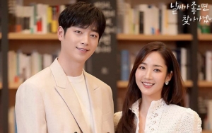 Seo Kang Joon Mendadak Lamar Park Min Young Saat Syuting Adegan Romantis 'When The Weather Is Fine'