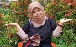 Rahmawati Kekeyi Jajan di Pinggir Jalan, Ekspresi 'Risi' Anak-Anak SD Jadi Sorotan