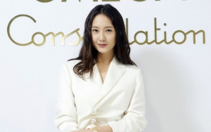 Foto-Foto Rebahan Ini Bikin Krystal f(x) Banjir Komentar, Tetap Cantik Meski Tampang Galak