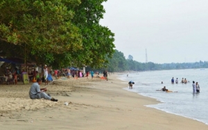 Tak Takut Corona, Sejumlah Bule Justru Asik Berwisata di Pantai Carita Pandeglang