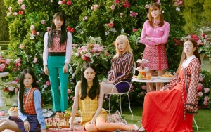 A Pink Tampil Seksi dan Dewasa Tanpa Perlu Buka-Bukaan di MV 'Dumhdurum'