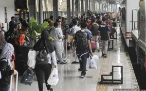 Potret Miris PSBB DKI Jakarta, Volume Kendaraan Bertambah Sampai Stasiun Bak Lautan Manusia