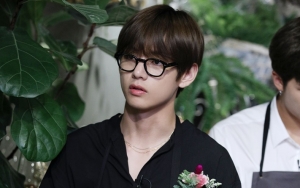 V BTS Umbar Wajah No Make Up Belum Dicukur, Bodo Amat Jenggot Tumbuh Tipis